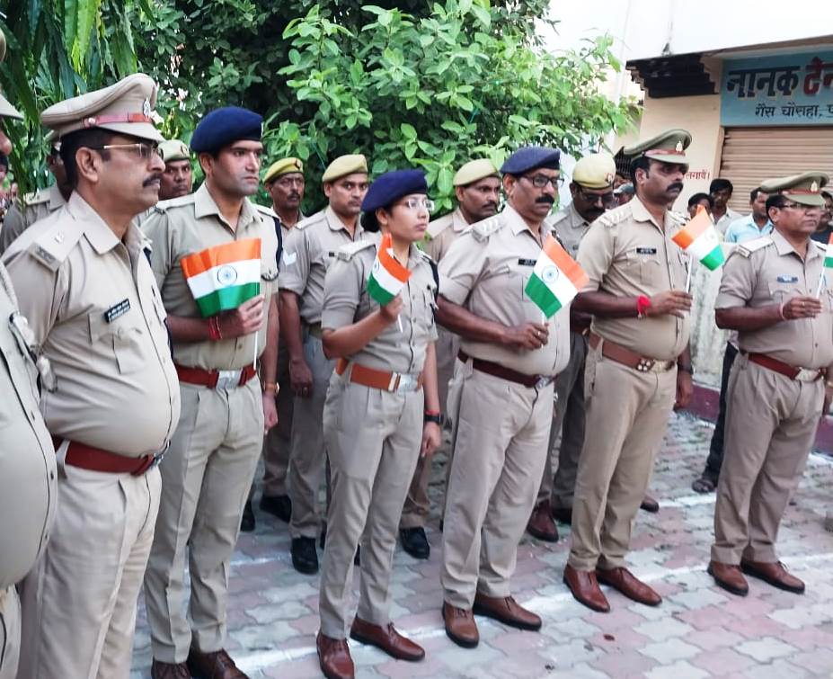 पीलीभीत :अपर पुलिस अधीक्षक के नेतृत्व में “शहीद स्मारक” गैस चौराहे पर पीएसी बैंड द्वारा राष्ट्रगान व अन्य देशभक्ति धुन का वादन कर किया शहीदों को नमन एवं निकाली गयी तिरंगा यात्रा।