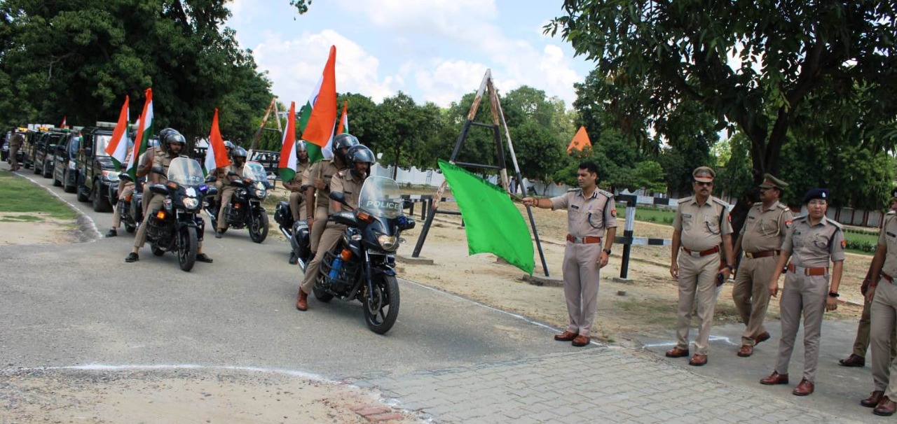 पीलीभीत :स्वतंत्रता दिवस की 75वीं वर्षगांठ के अवसर पर आज़ादी का अमृत महोत्सव के उपलक्ष्य में पुलिस अधीक्षक द्वारा यूपी 112 पीलीभीत वाहनों द्वारा तिरंगा झण्डा लगाकर शहर में तिरंगा मार्चपास्ट के आयोजन को हरी झण्डी दिखाकर किया रवाना।