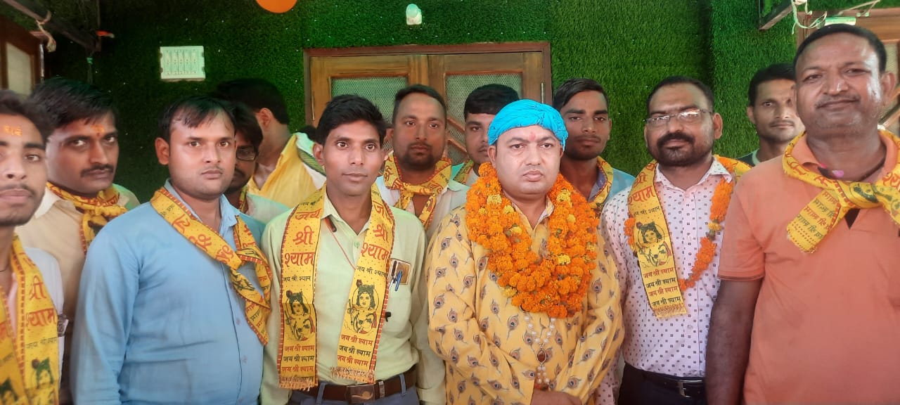 आँवला/बरेली - आँवला तहसील क्षेत्र के मनौना में खाटू श्याम धाम पर पत्रकारों को मंदिर के महंत जी ने किया सम्मानित।