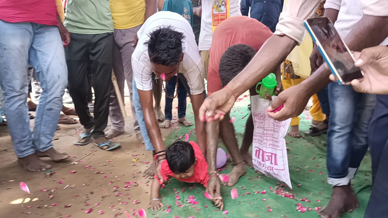 आँवला/बरेली - मनौना धाम बाबा के दर्शन को एकादशी पर 9 माह की बच्ची दंडबत करते पहुची सभी सेवादारो ने किया स्वागत।