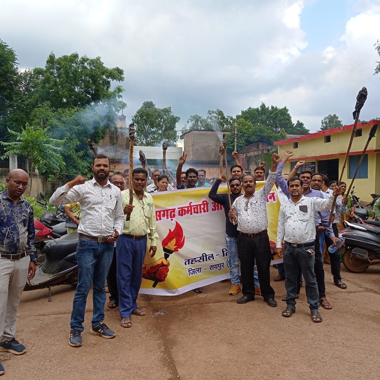 रायपुर:- चौथे दिन हड़ताली कर्मचारियों ने ने मशाल रैली निकालकर भरी हुंकार