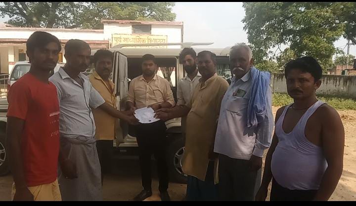 बरेली - रामनगर ब्लॉक मे अध्यापक कों धमका रहा है प्रधान पति अध्यापक के समर्थन में उतरे ग्रामीण।