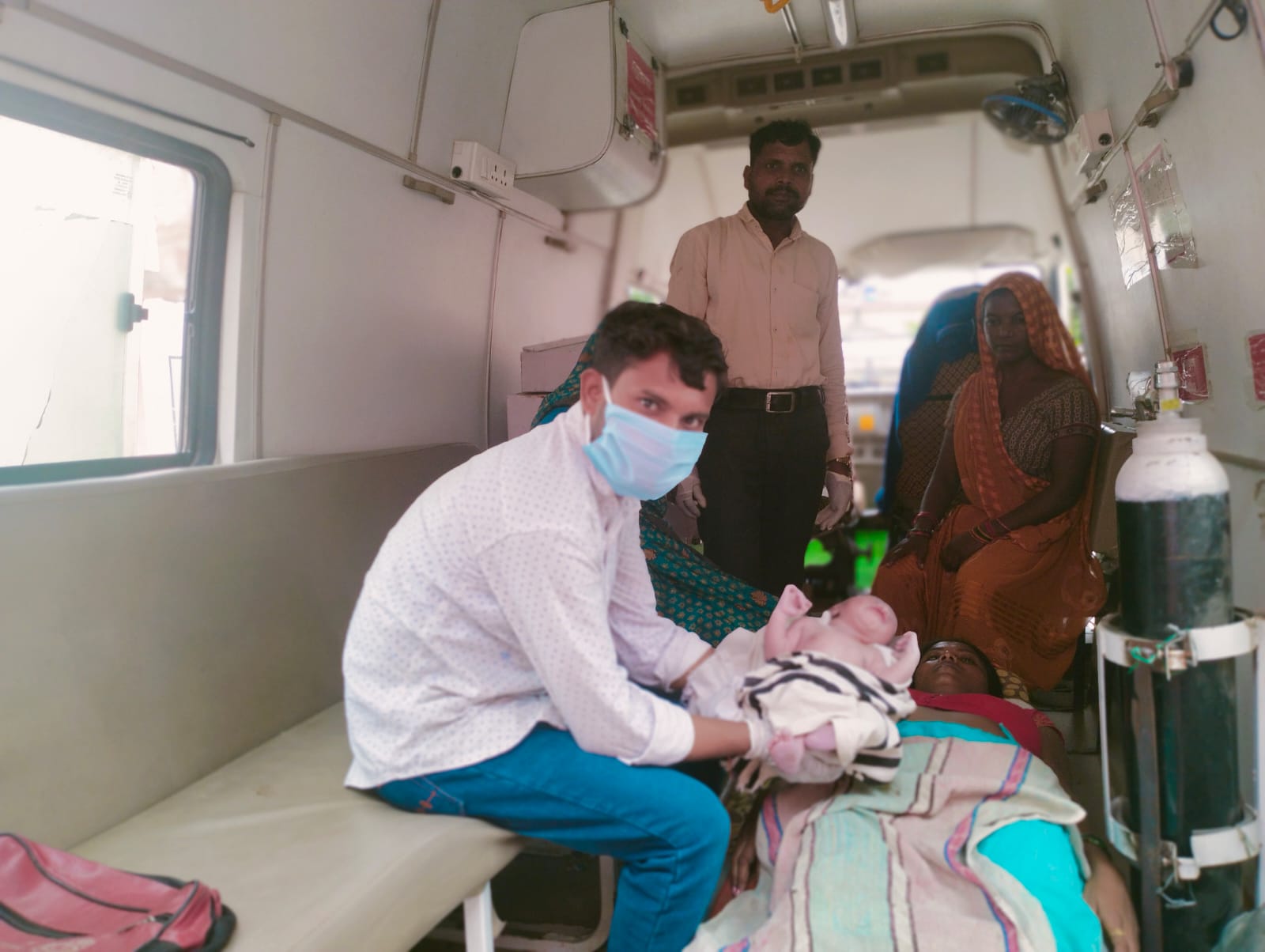 औरेया ; एक बार फिर अस्पताल ले जाते समय एंबुलेंस में प्रसूता ने बच्चे को दिया जन्म