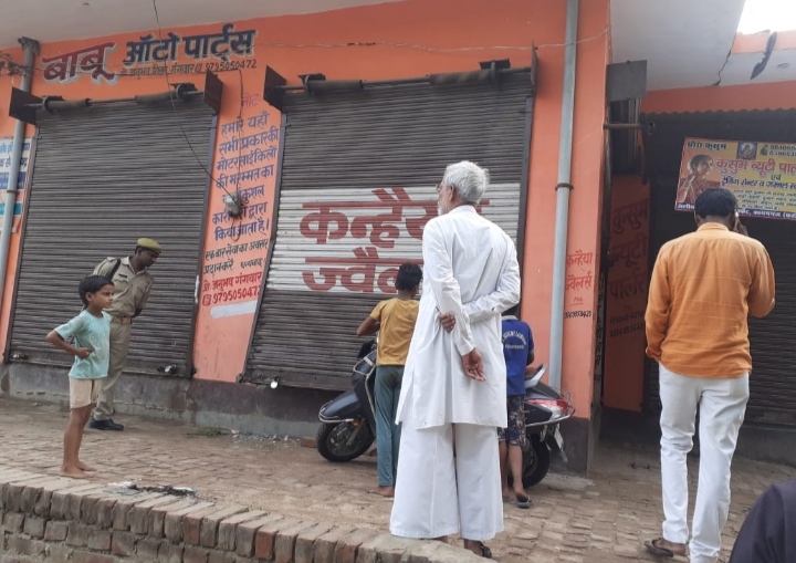 फर्रूखाबाद:चोरों  ने दुकान का सटर तोड़ गहने व नगदी उड़ाई ।