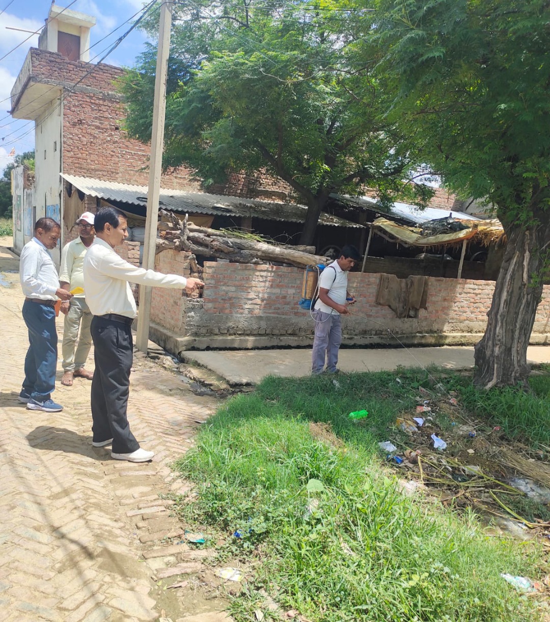 फर्रुखाबाद:डेंगू के खतरे से आगाह करने निकली स्वास्थ्य विभाग की टीम
