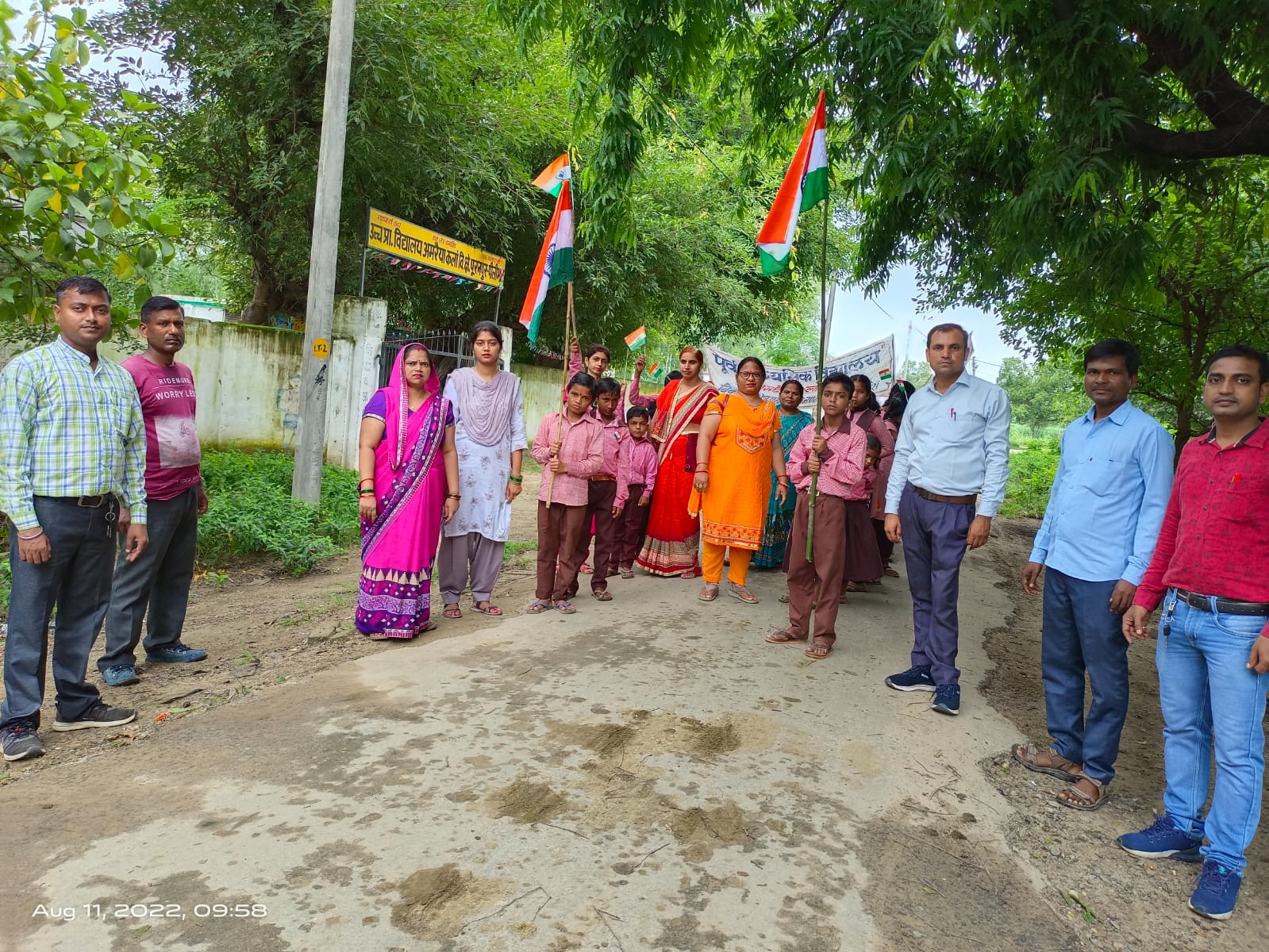 पीलीभीत:आजादी के अमृत महोत्सव के अंतर्गत हर घर तिरंगा कार्यक्रम के तहत परिषदीय स्कूलों में प्रभातफेरी निकाली गई एवं विभिन्न प्रतियोगिताएं आयोजित हुई।