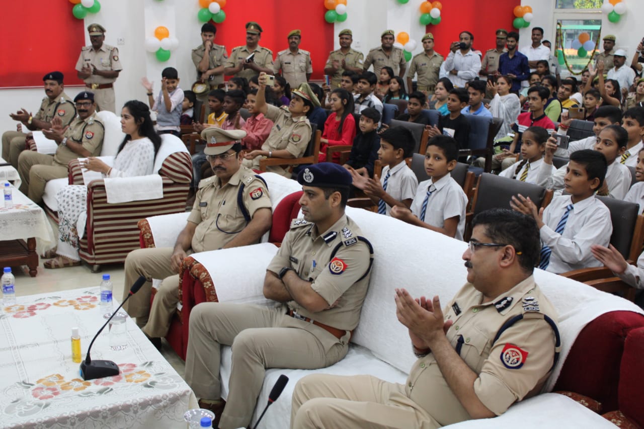 पीलीभीत:पुलिस महानिरीक्षक बरेली परिक्षेत्र, बरेली  रमित शर्मा व पुलिस अधीक्षक  दिनेश कुमार पी0 द्वारा सम्मेलन कक्ष में पुलिस परिवार के मेधावी बच्चों (छात्र-छात्राओं) को किया सम्मानित