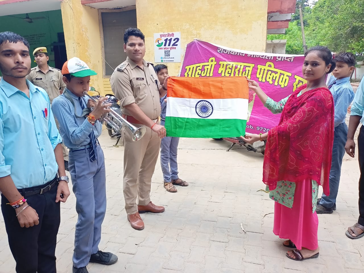 पीलीभीत:साहू जी महाराज पब्लिक स्कूल के छात्र छात्राओं ने आज हर घर तिरंगा के तहत नगर में साइकिल रैली बैंड बाजों के साथ निकालकर राष्ट्रीय कार्यक्रम का घर घर संदेश देने का काम किया