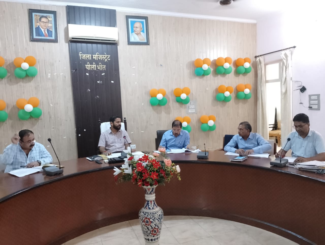 पीलीभीत :जिलाधिकारी की अध्यक्षता में जिला स्वच्छता समिति/जिला स्वच्छ भारत मिशन (ग्रामीण) की समीक्षा बैठक सम्पन्न।