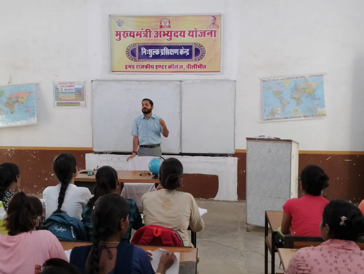 पीलीभीत: जिलाधिकारी द्वारा परीक्षा कक्षों की व्यवस्थाओं व परीक्षार्थियों के प्रवेश पत्र व पहचान पत्र की जांच की गई।
