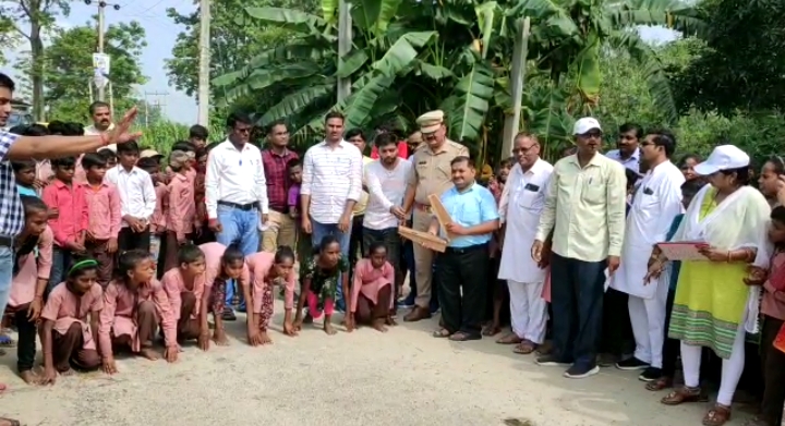 पीलीभीत : चौकी प्रभारी व समाजसेवी ने किया कार्यक्रम का शुभारंभ।