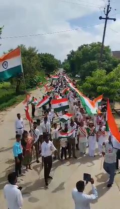 मैनपुरी : श्री सतानंद इण्टर कॉलेज रठेरा में 60 फीट लम्बे तिरंगे झंडे के साथ निकली गयी तिरंगा रैली