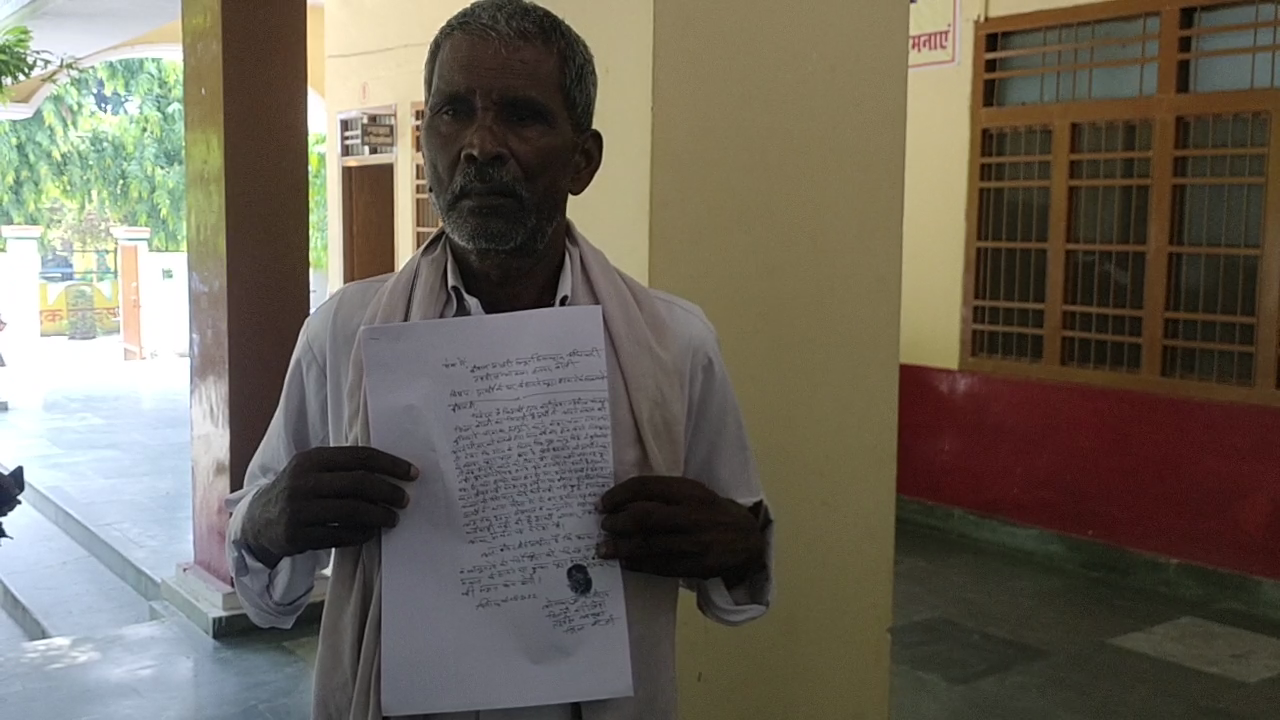 बरेली - मकान की नींव भरवा कर बाहर गए व्यक्ति की जगह पर घूरा डाल कब्जा करने की कोशिश मे दबँग