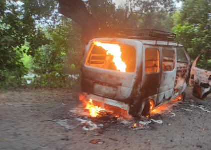 पीलीभीत :पूरनपुर पेड़ से टकराने से ईको कार मे लगी आग