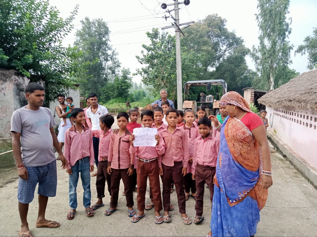 पीलीभीत : स्वच्छ भारत मिशन के तहत ग्राम पंचायत में कोई भी व्यक्ति खुले में शौच जाता है तो उस पर सख्त कार्रवाई की जाएगी।
