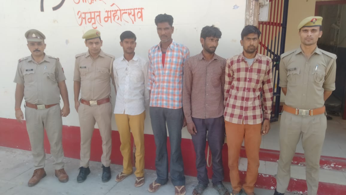 पीलीभीत : थाना बीसलपुर पुलिस द्वारा हत्या की घटना का खुलासा कर 05 अभियुक्तगणों को मय आला कत्ल के किया गिरफ्तार ।