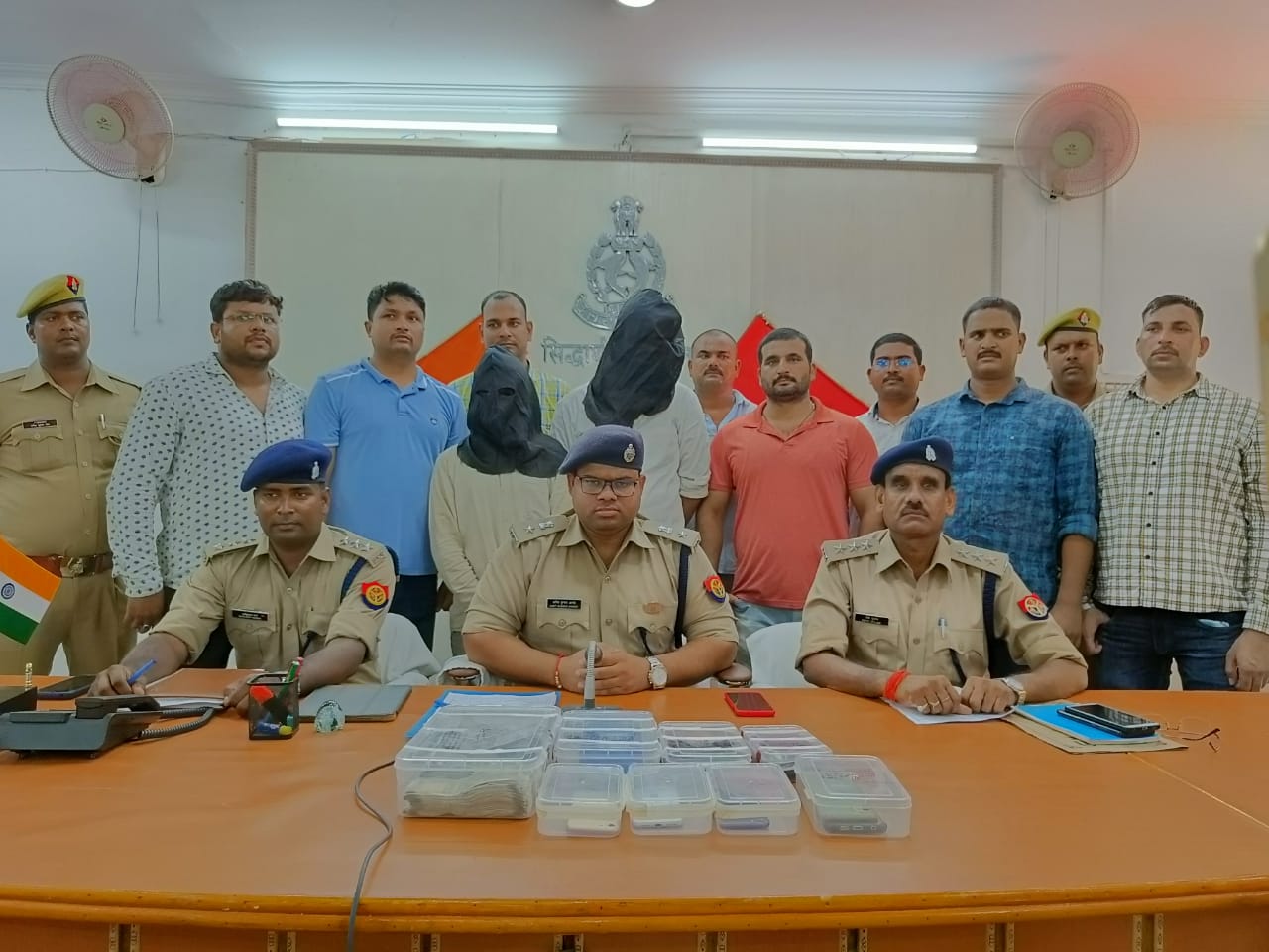 सिद्धार्थनगर - एस0ओ0जी0  सर्विलांस एवं थाना बांसी की संयुक्त पुलिस टीम  द्वारा फर्जी बैक एकाउंट, फर्जी सिमकार्ड का इस्तेमाल करने वाले  क्रिप्टो ट्रेडर गिरफ्तार