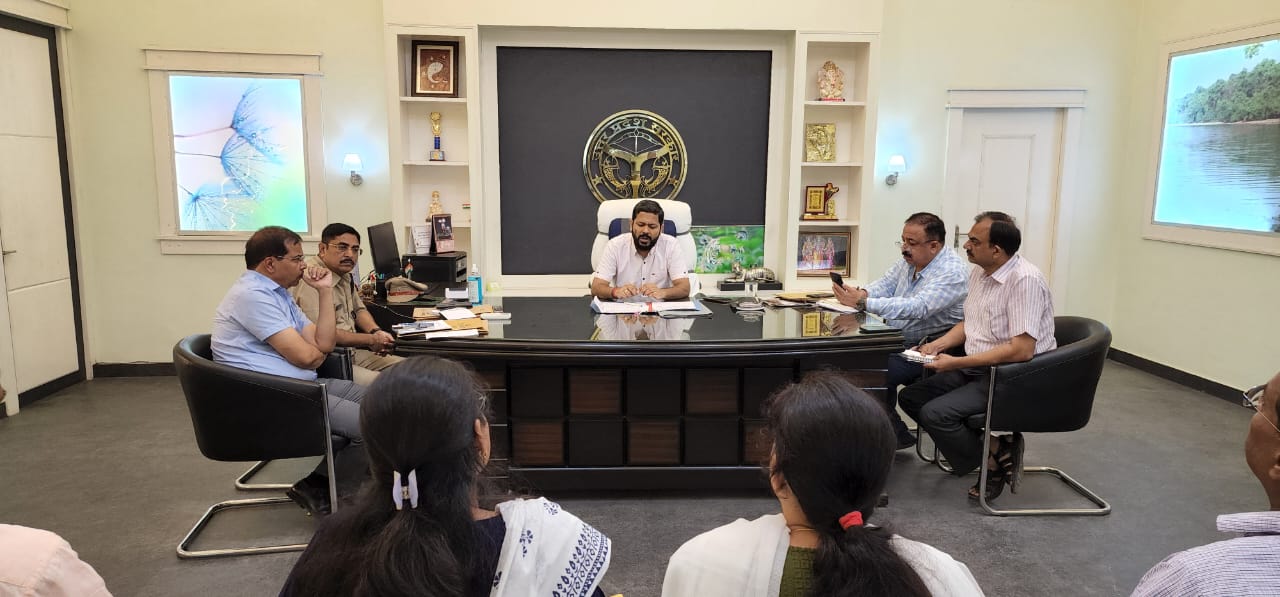 पीलीभीत :जिलाधिकारी की अध्यक्षता में बेटी बचाओ बेटी पढ़ाओ डीटीएफ व उ0प्र0 रानी लक्ष्मीबाई महिला एवं बाल सम्मान कोष समिति की बैठक सम्पन्न।