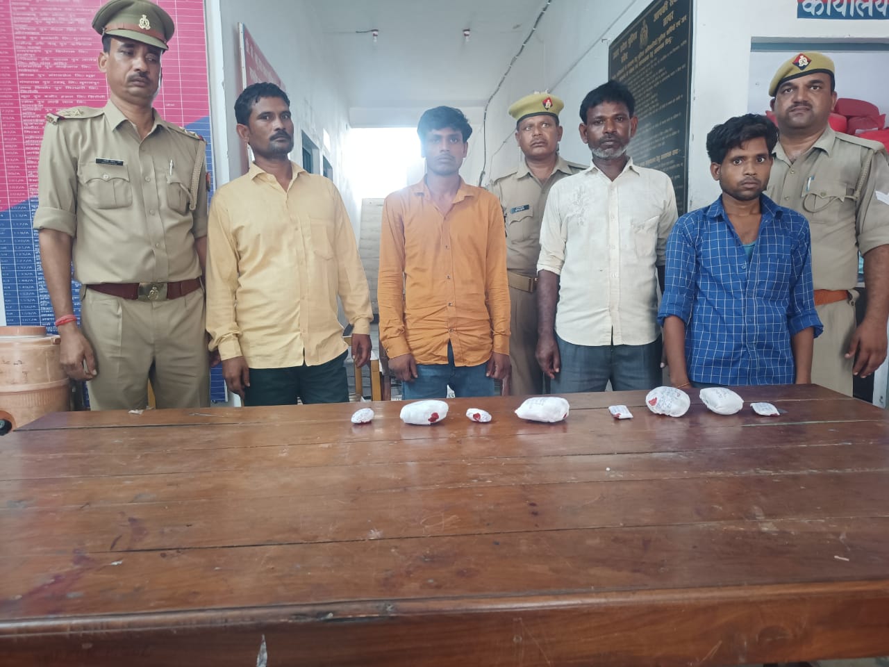 आँवला/बरेली - सिरौली थाना पुलिस ने अफीम व चरस की तस्करी कर रहे चार तस्करों को किया गिरफ्तार।