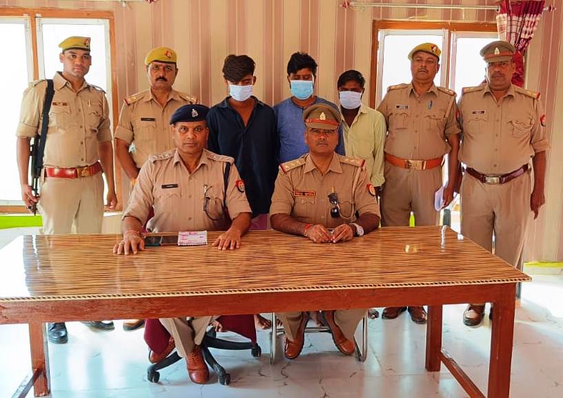 सिद्धार्थनगर-शोहरतगढ़ पुलिस द्वारा चोरी करने वाले अभियुक्तगण को गिरफ्तार कर कब्जे से 01 अदद इन्वर्टर, एक अदद बैटरी, 2140 रु नगद व अन्य चोरी गये सामान को किया गया बरामद