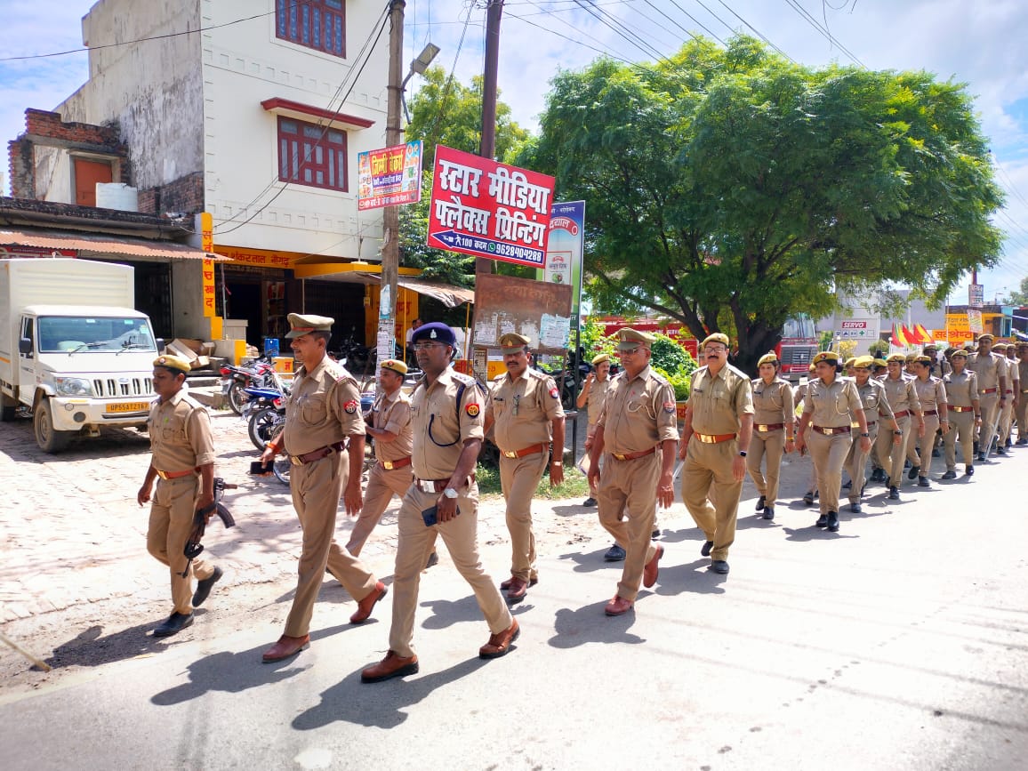 सिद्धार्थनगर -वाराणसी के ज्ञानवापी मामले में मा0 न्यायालय के दिये गये निर्णय के दृष्टिगत सुरक्षा व कानून व्यवस्था बनाये रखने हेतु  पैदल गश्त की जा रही