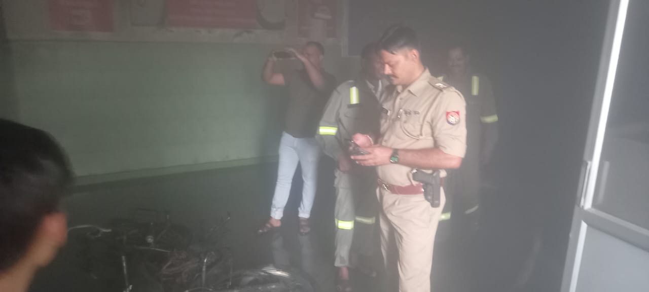 मैनपुरी: बिछवां हीरो एजेंसी में लगी आग