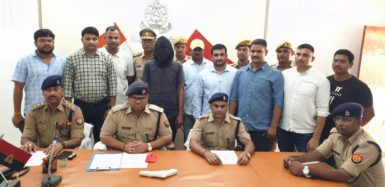 सिद्धार्थनगर - एस0ओ0जी0/सर्विलांस एवं थाना डुमरियागंज पुलिस टीम द्वारा गैंगेस्टर,शातिर गौतस्कर 50,000/- का ईनामिया  गिरफ्तार