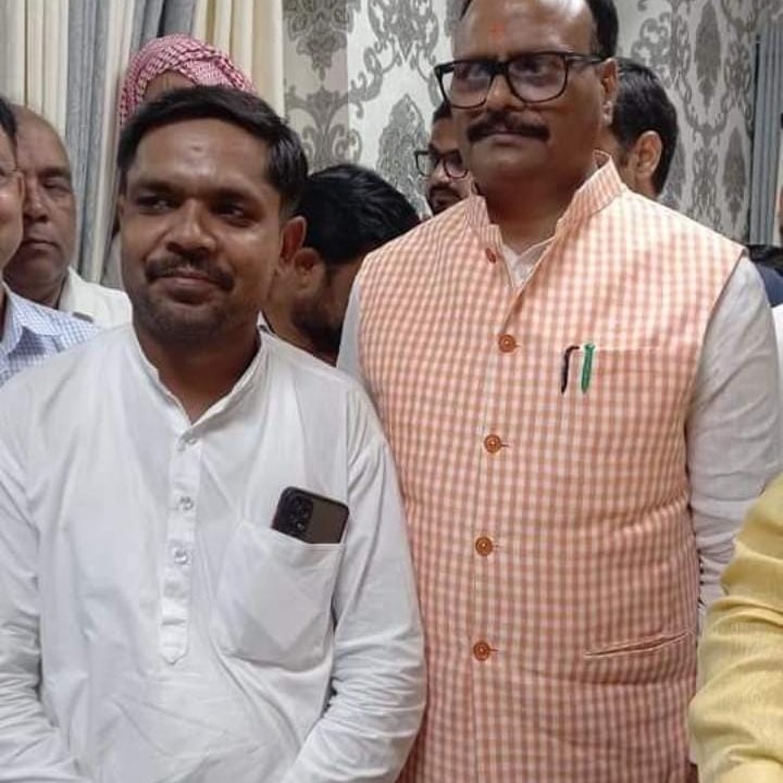 आँवला/बरेली - बस स्टैंड बनवाएं, पर्याप्त बसें चलाएं, ट्रेनों का ठहराव सुनिश्चित हो अमित शर्मा ने उपमुख्यमंत्री को गिनाई समस्याएं।