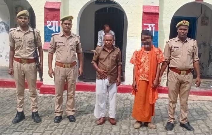 सिद्धार्थनगर - थाना ढेबरुआ पुलिस व एस0एस0बी0 टीम द्वारा दो अभियुक्तगण को 03.95 किग्रा नाजायज चरस के साथ भारत-नेपाल सीमा से किया गया गिरफ्तार