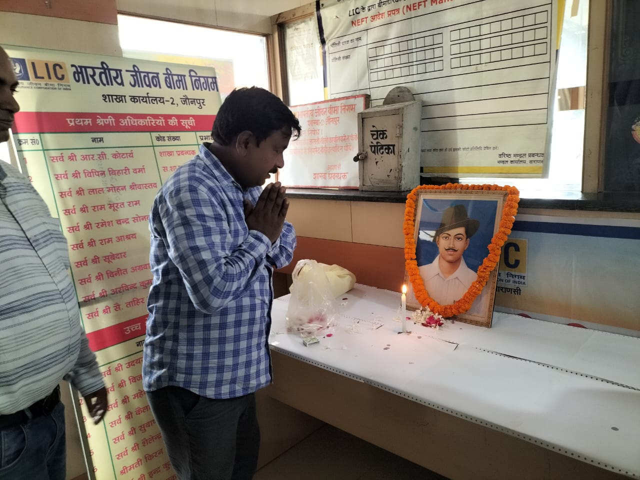 जौनपुर: एलआईसी ऑफिस शाखा जौनपुर-2 के कर्मचारियों ने मनाया सरदार भगत सिंह का जन्मदिन