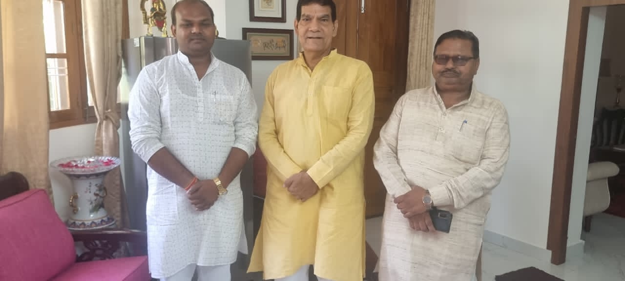 पीलीभीत:भाजपा विधायक बाबूराम पासवान ने माधोटांडा ग्राम पंचायत को नगर पंचायत बनाए जाने के लिए लखनऊ में नगर विकास मंत्री अरविंद कुमार शर्मा से मुलाकात कर पत्र सौंपा।