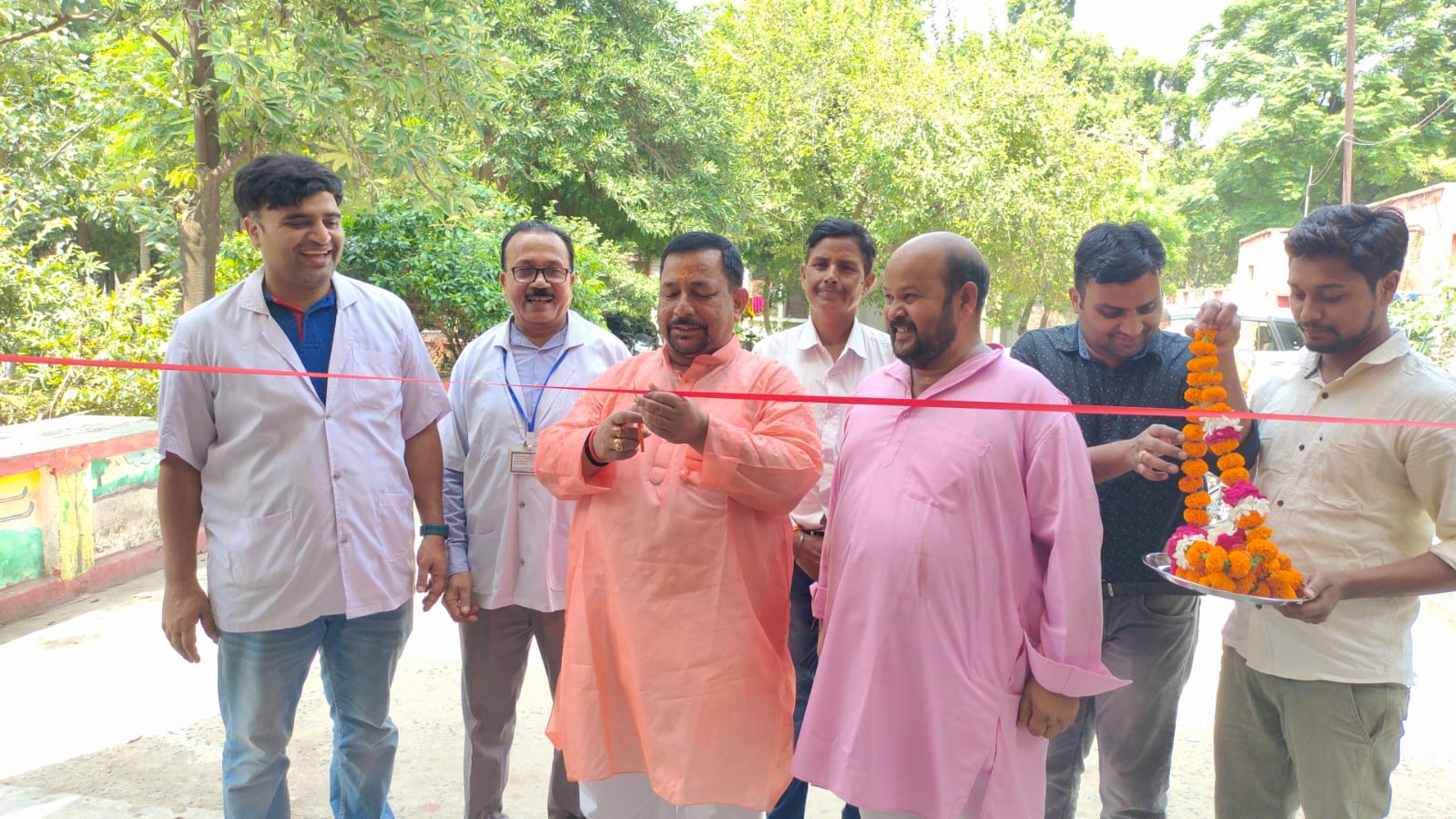 फर्रुखाबाद:जिले में मेगा शिविर लगाकर लगाई गई कोविड बूस्टर डोज ,सीएचसी कमालगंज में लगे शिविर का सांसद ने किया उद्घाटन