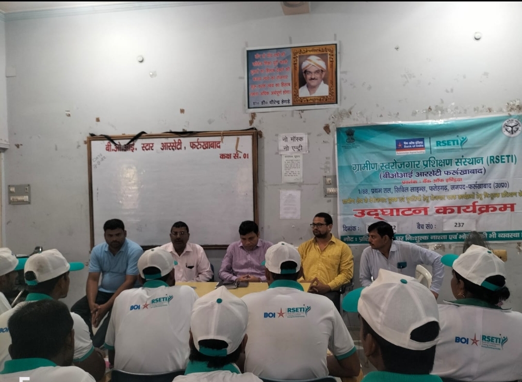 फर्रुखाबाद: ग्रामीण स्वरोजगार प्रशिक्षण संस्थान पर जिला विकास प्रवंधक महोदय द्वारा नए बैच का किया गया शुभआरम्भ