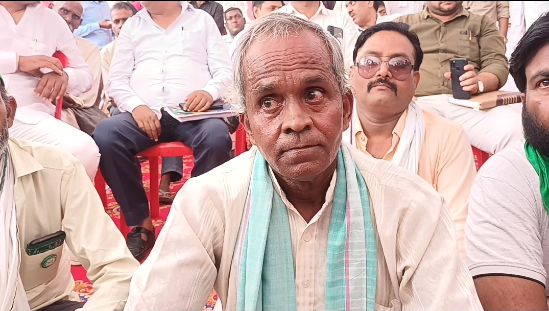 फर्रुखाबाद : जिला मुख्यालय पर किसानों ने दिया धरना