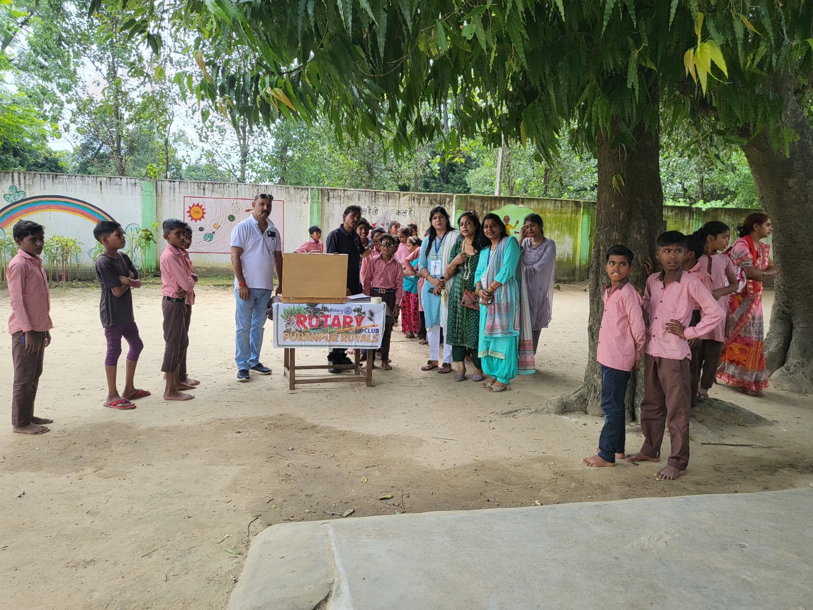 पीलीभीत :रोटरी क्लब रॉयल एवं इनरव्हील क्लब पूरनपुर रॉयल्स ने संयुक्त रूप से कंपोजिट विद्यालय अमरैया कलां में आई चेक अप कैंप का आयोजन हुआ।