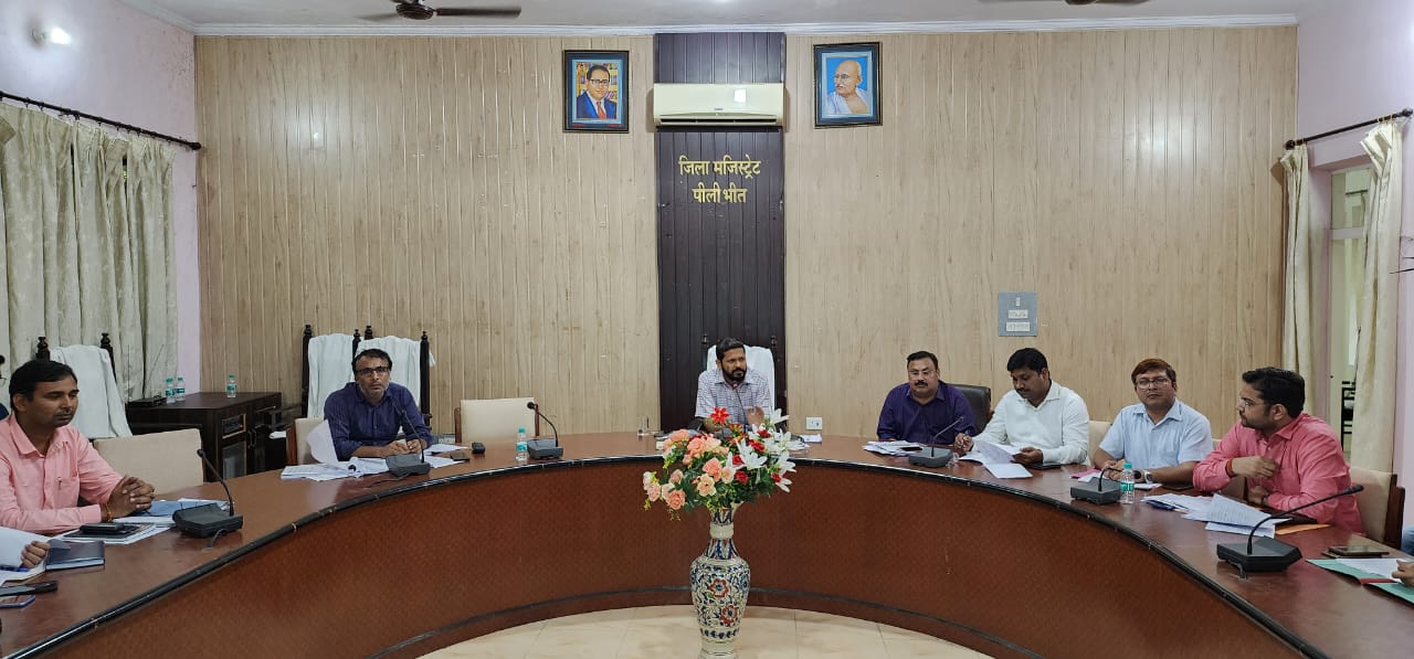 पीलीभीत :अवैध परिवहन व अवैध खनन के कार्यों में लापरवाही बरतने पर खनन निरीक्षक का स्पष्टीकरण जारी करने के निर्देश दिये गये।
