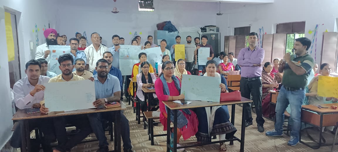 पीलीभीत :ब्लॉक संसाधन केंद्र पर चल रहे चार दिवसीय शिक्षकों एवं शिक्षामित्रों का निपुण भारत मिशन के शिक्षक प्रशिक्षण के तीसरे दिन प्रशिक्षणार्थियों को कक्षा में भाषा सिखाने के वर्तमान तरीकों पर चर्चा, संतुलित पद्वति, 22 सप्ताह की वार्षिक शिक्षण योजना आदि का प्रशिक्षण दिया गया।