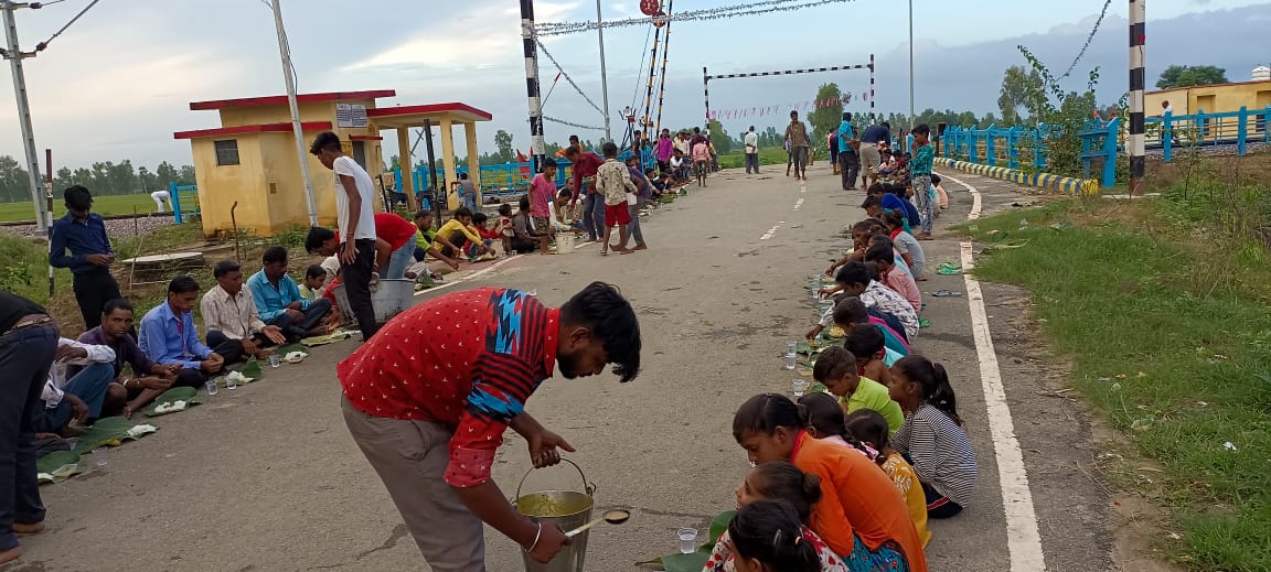 पीलीभीत : महादिया रेलवे क्रासिंग पर अंडरपास की जगह रेलवे फाटक की मनौती की मांग पूरी होने पर रेलवे फाटक बनने की खुशी में ग्रामीणों ने अखण्डपाठ कराकर विशाल भंडारे का आयोजन किया। जिसमें सैकड़ों श्रद्धालुओं ने पहुंचकर प्रसाद ग्रहण कि