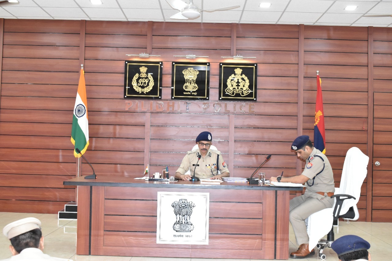पीलीभीत:अपर पुलिस महानिदेशक बरेली जोन, बरेली राजकुमार द्वारा आगामी त्यौहारों को सकुशल सम्पन्न कराने व अपराध एवं कानून व्यवस्था के सम्बन्ध में जनपद के समस्त अधिकारियों व थाना प्रभारियों को दिये आवश्यक दिशा- निर्देश।*