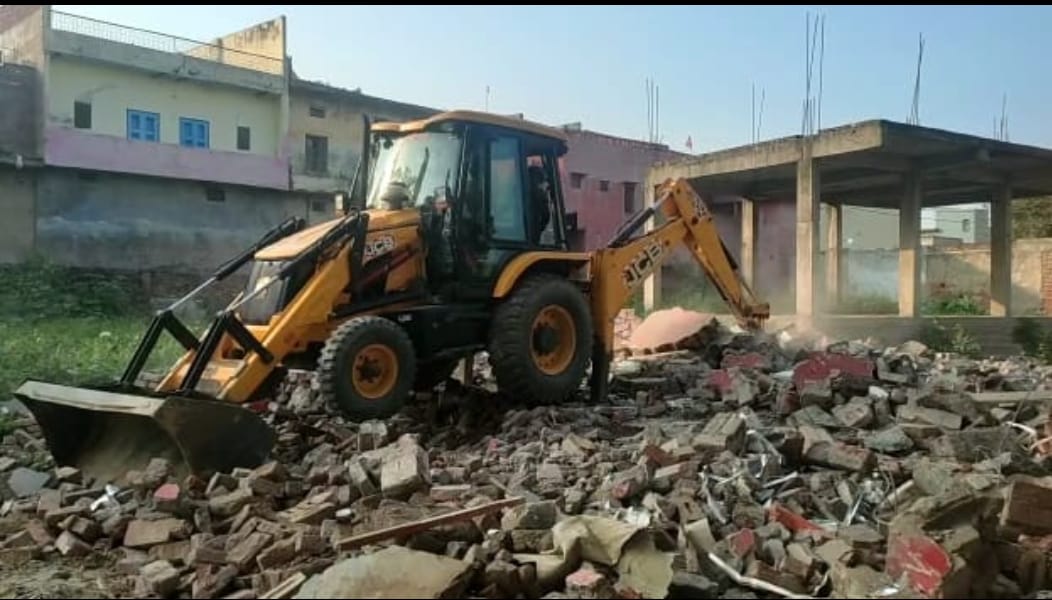 मैनपुरी- नगर सपा कार्यालय पर चला बुलडोजर , योगी सरकार यहां बनाएगी मॉल