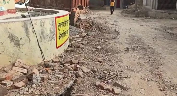 बांदा:पाइप बिछाने के लिए खोदी गई लाइन बन रही मौत का कुआं