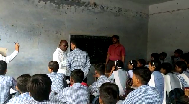 आँवला/बरेली - आँवला नगर के चाचा नेहरू बाल मंदिर इंटर कॉलेज में दशमलव का अर्थ नहीं बता पाये कक्षा 10 के छात्र।