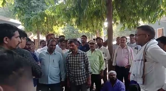 आँवला/बरेली - ग्राम विकास अधिकारी ने सफाई कर्मचारी को जड़ा थप्पड़ सफाई कर्मचारी ब्लॉक परिसर में बैठे धरने पर।