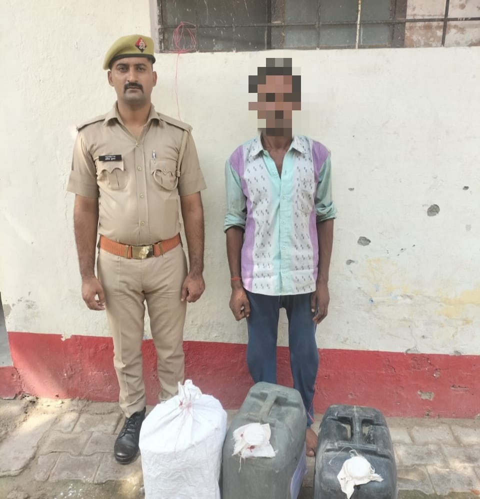 पीलीभीत :- बीसलपुर पुलिस ने अवैध शराब एवं शराब बनाने वाले उपकरण सहित दो को किया गिरफ्तार ।