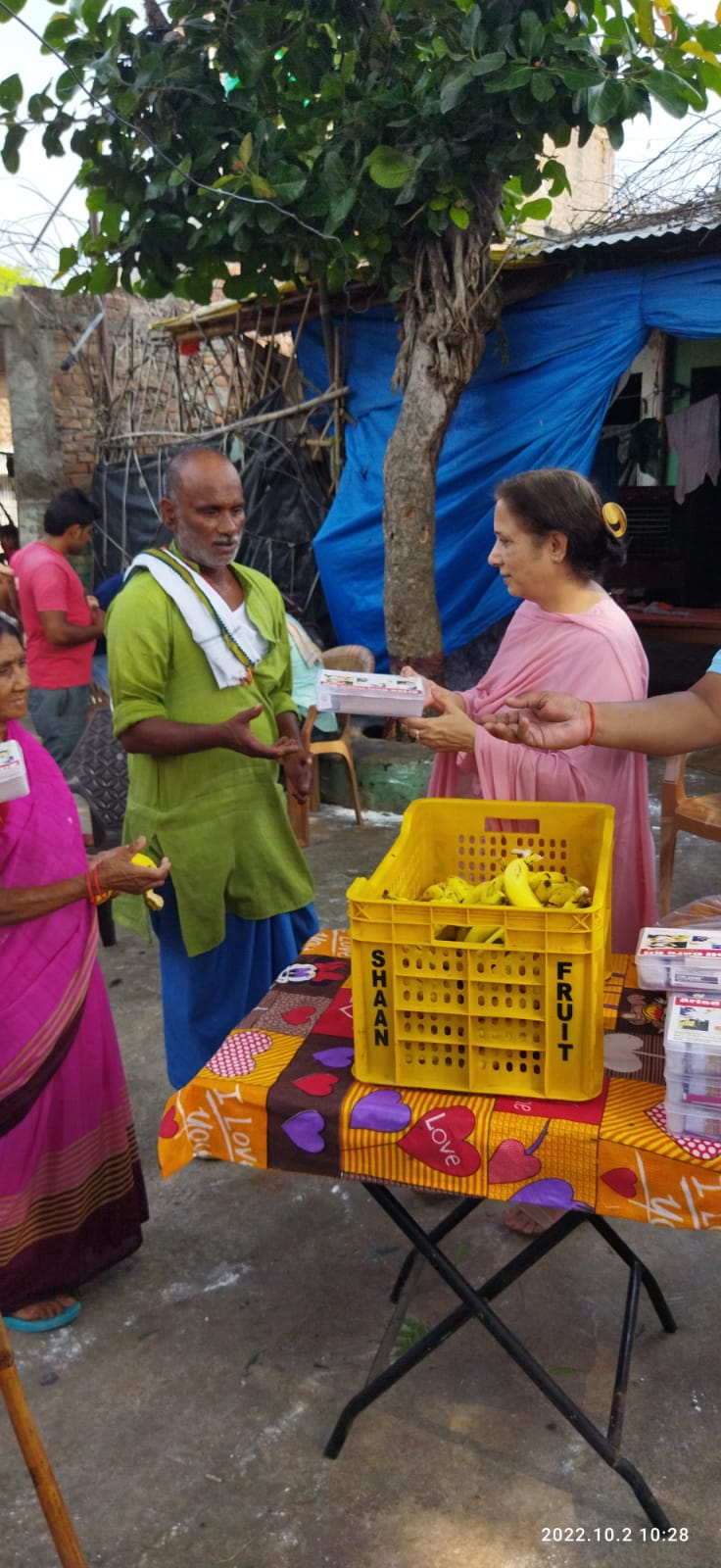 फर्रुखाबाद:गांधी जयंती पर कुष्ठ मुक्त रोगियों को दी गई सेल्फ केयर किट मिठाई और फल