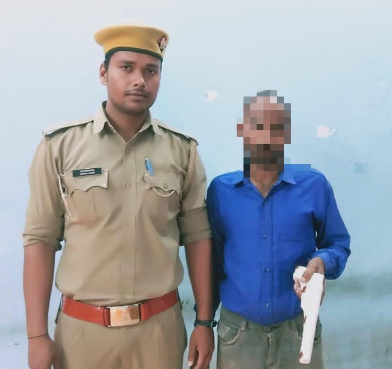पीलीभीत :- थाना गजरौला पुलिस ने एक व्यक्ति को 01 अवैध तमंचा व जिंदा कारतूस के साथ किया गिरफ्तार ।