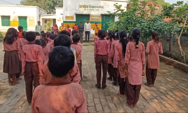 आँवला/बरेली - लाल फीता बांधकर पर्यावरण को बचाने का लिया गया संकल्प।