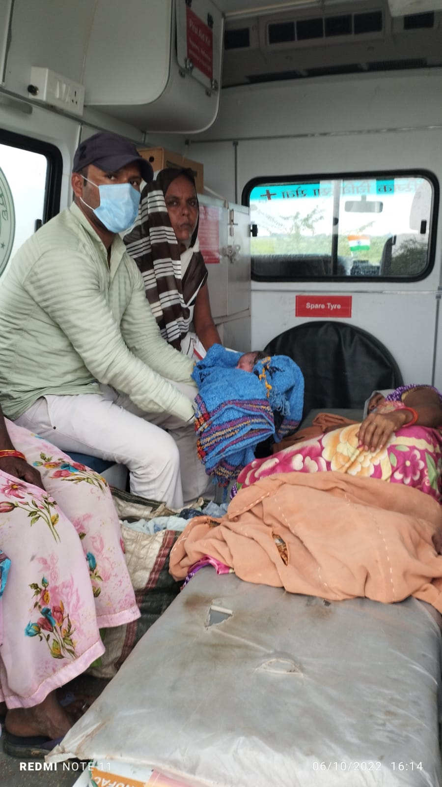 औरैया : अस्पताल ले जाते समय एंबुलेंस में प्रसूता ने बच्चे को दिया जन्म गूंजी किलकारी