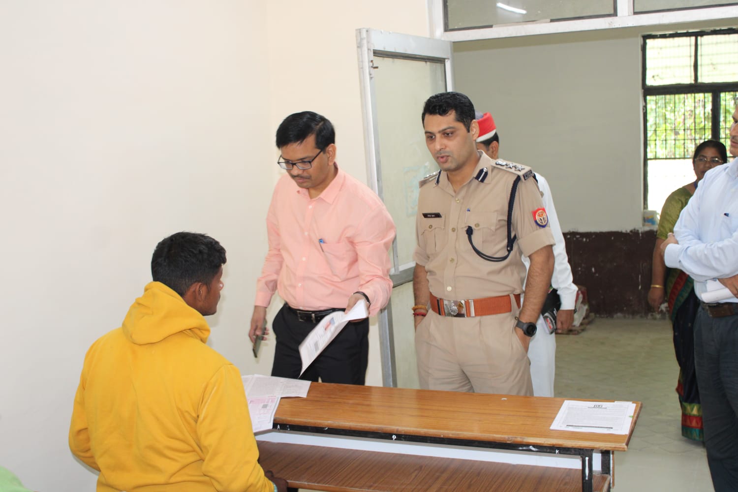पीलीभीत:  जिलाधिकारी एवं पुलिस अधीक्षक पीलीभीत ने प्रारम्भिक अर्हता परीक्षा(PET) के परीक्षा केन्द्रों का किया औचक निरीक्षण