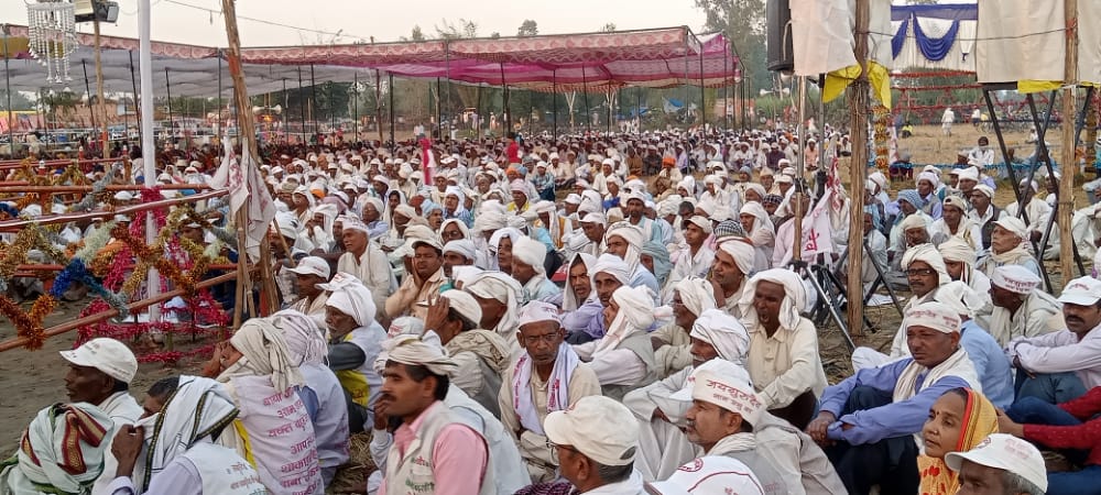 पीलीभीत : सत्संग का शुभारंभ के दौरान बाबा जयगुरुदेव के वरिष्ठ वक्ता बाबा रतन दास के माध्यम से शोभा यात्रा निकाली गई